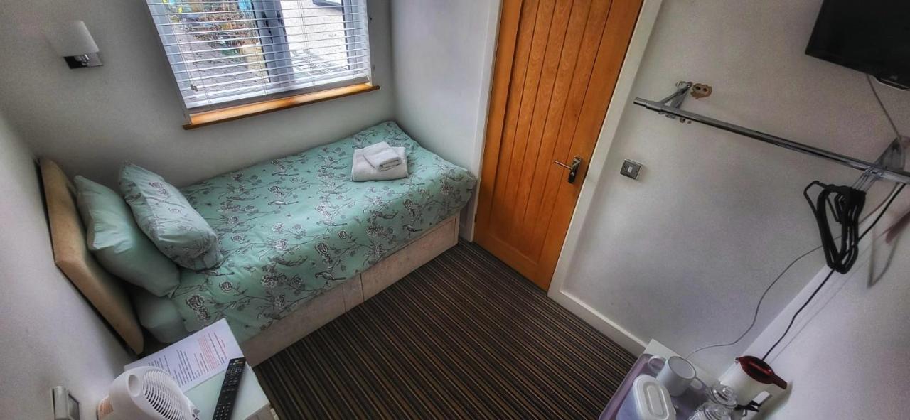 Deepcut Lodge Bed & Breakfast Self Service Camberley Kültér fotó