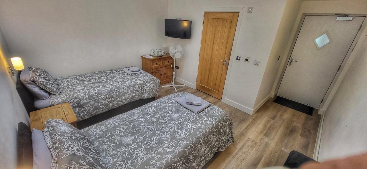 Deepcut Lodge Bed & Breakfast Self Service Camberley Kültér fotó