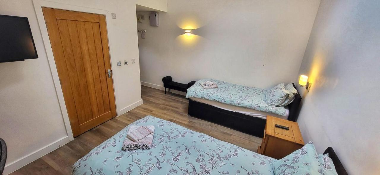 Deepcut Lodge Bed & Breakfast Self Service Camberley Kültér fotó