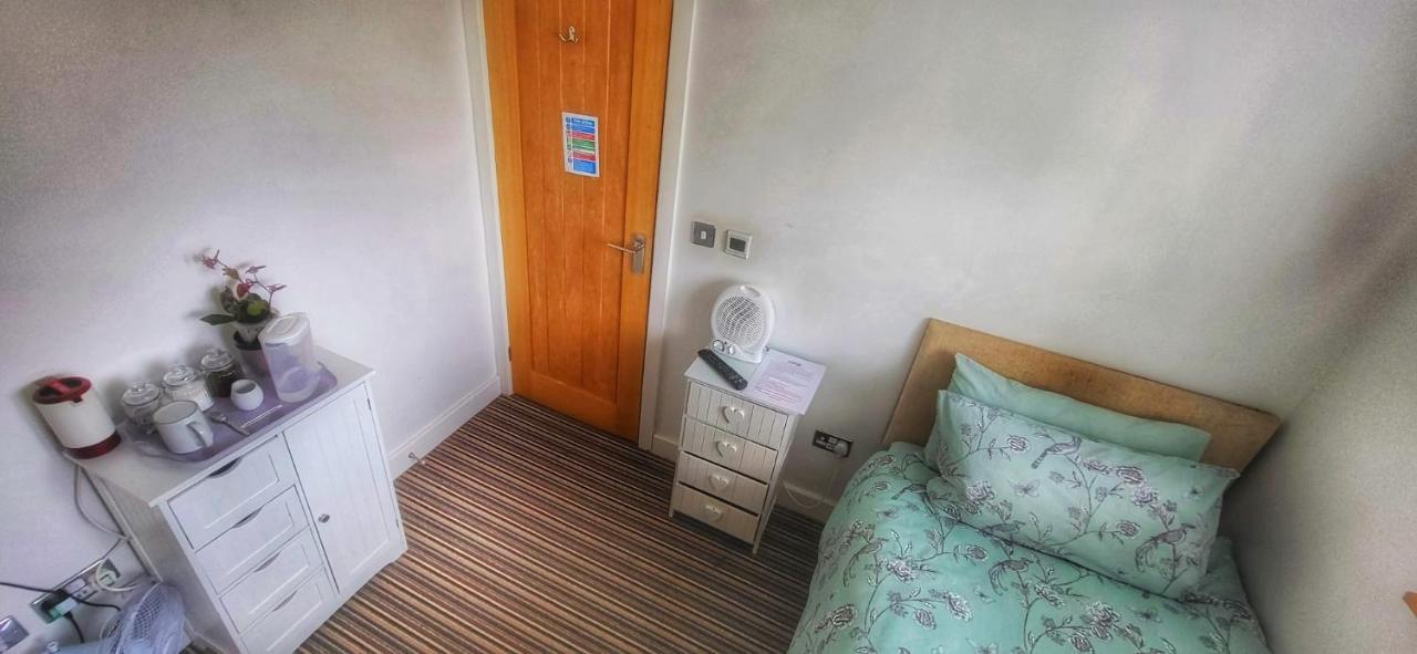 Deepcut Lodge Bed & Breakfast Self Service Camberley Kültér fotó