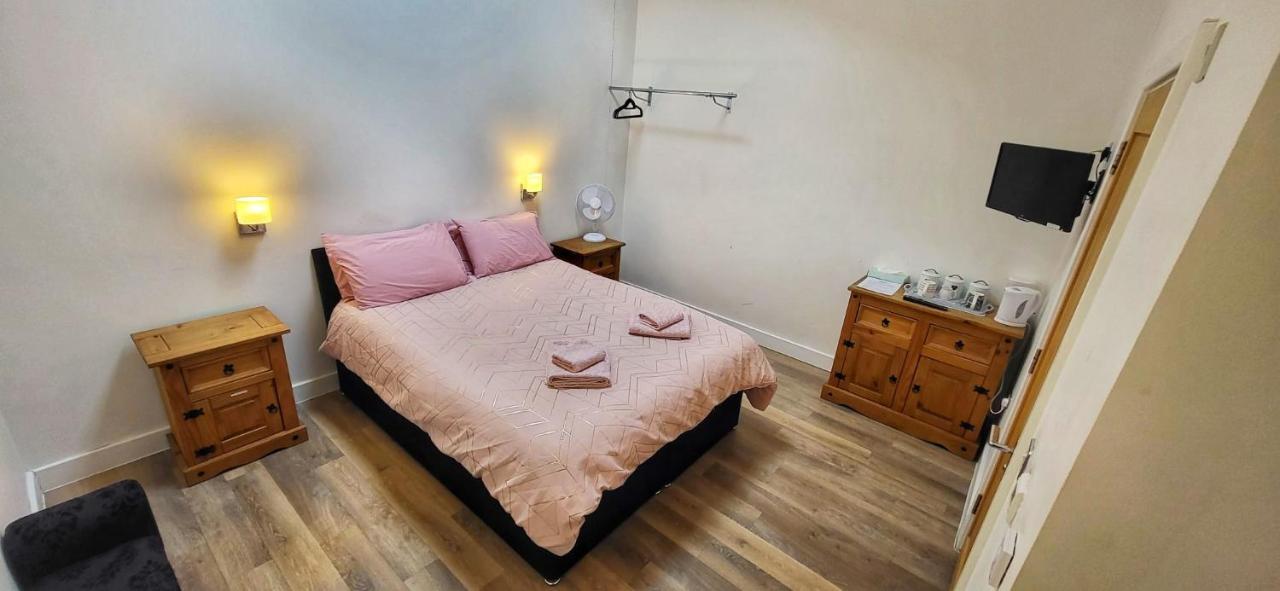Deepcut Lodge Bed & Breakfast Self Service Camberley Kültér fotó