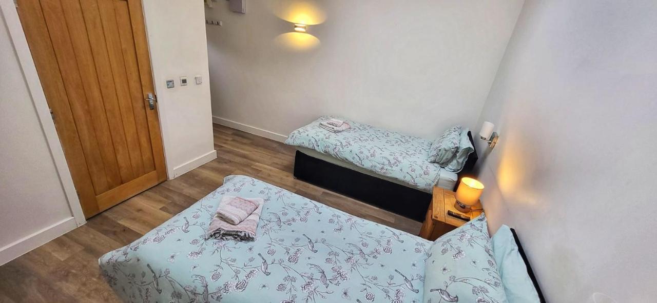 Deepcut Lodge Bed & Breakfast Self Service Camberley Kültér fotó