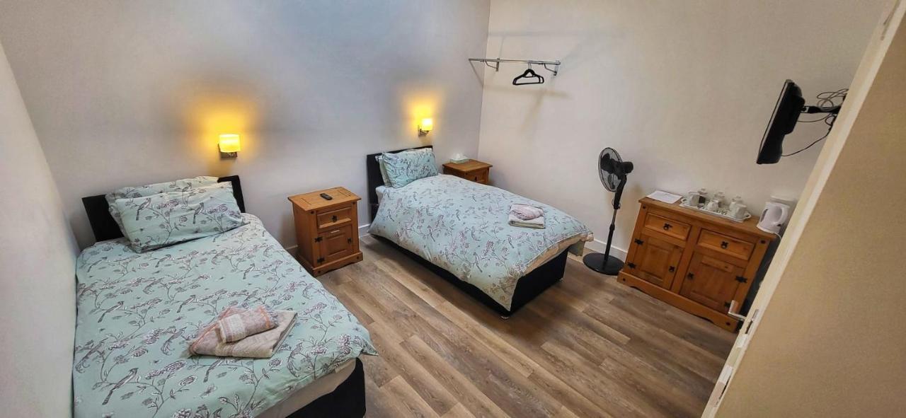 Deepcut Lodge Bed & Breakfast Self Service Camberley Kültér fotó