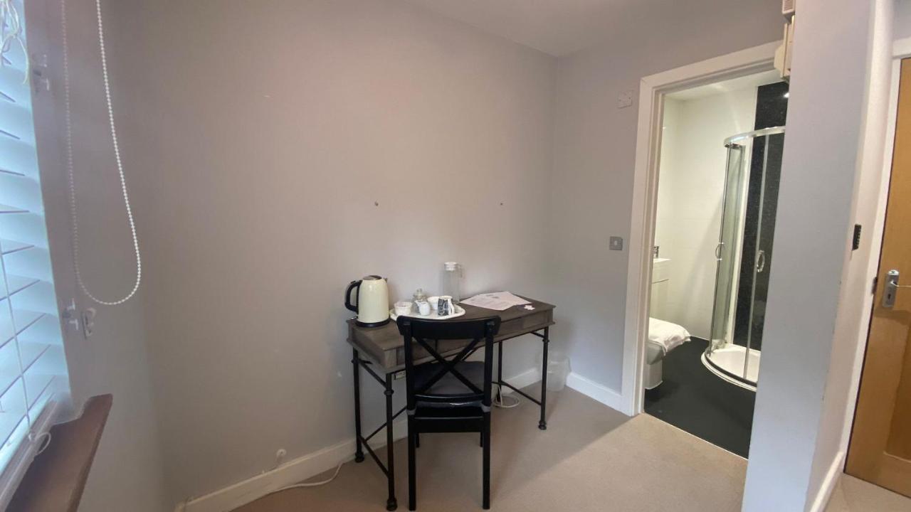 Deepcut Lodge Bed & Breakfast Self Service Camberley Kültér fotó