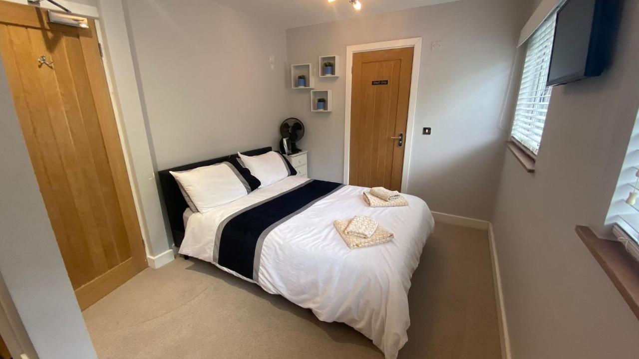 Deepcut Lodge Bed & Breakfast Self Service Camberley Kültér fotó