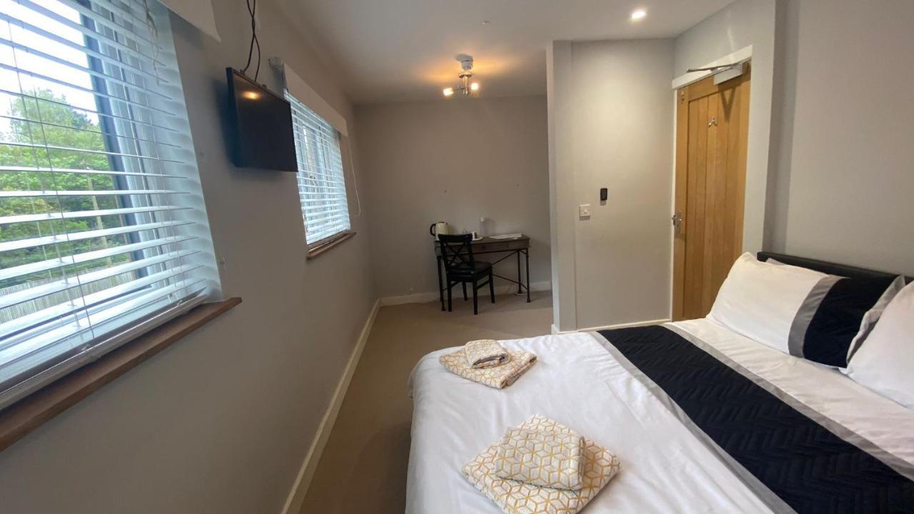 Deepcut Lodge Bed & Breakfast Self Service Camberley Kültér fotó