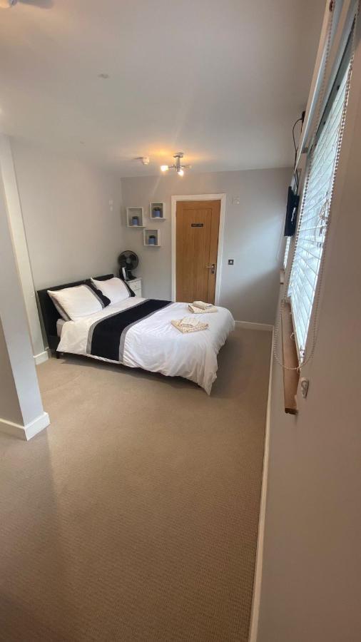 Deepcut Lodge Bed & Breakfast Self Service Camberley Kültér fotó