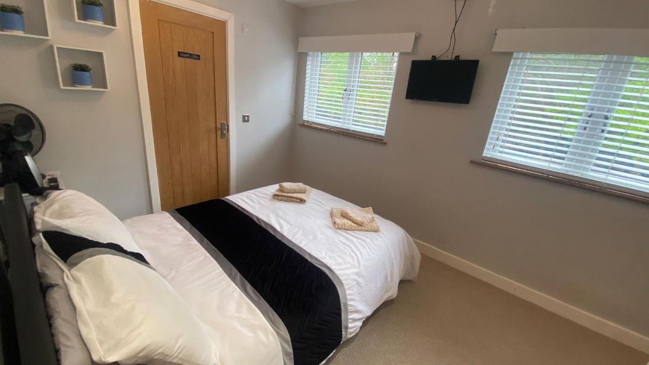 Deepcut Lodge Bed & Breakfast Self Service Camberley Kültér fotó