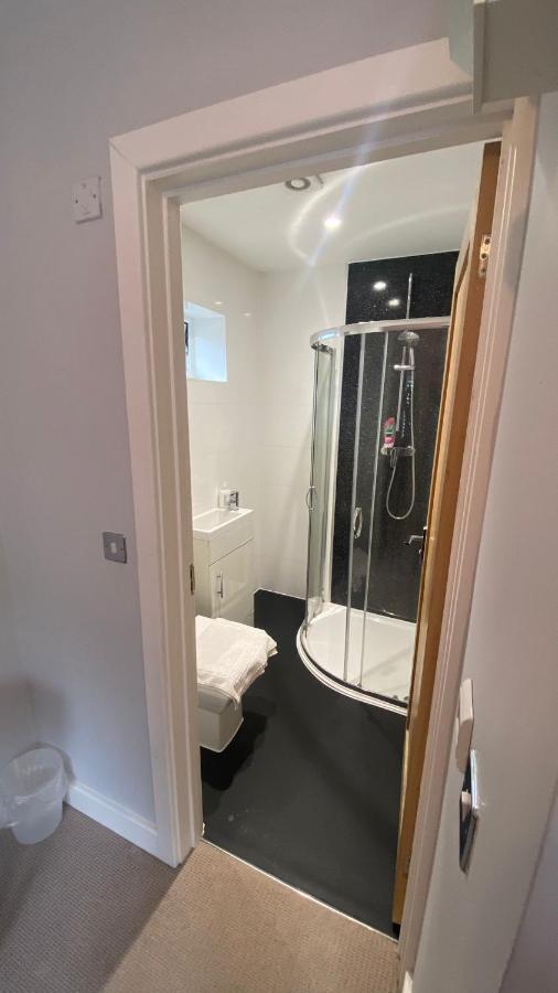 Deepcut Lodge Bed & Breakfast Self Service Camberley Kültér fotó